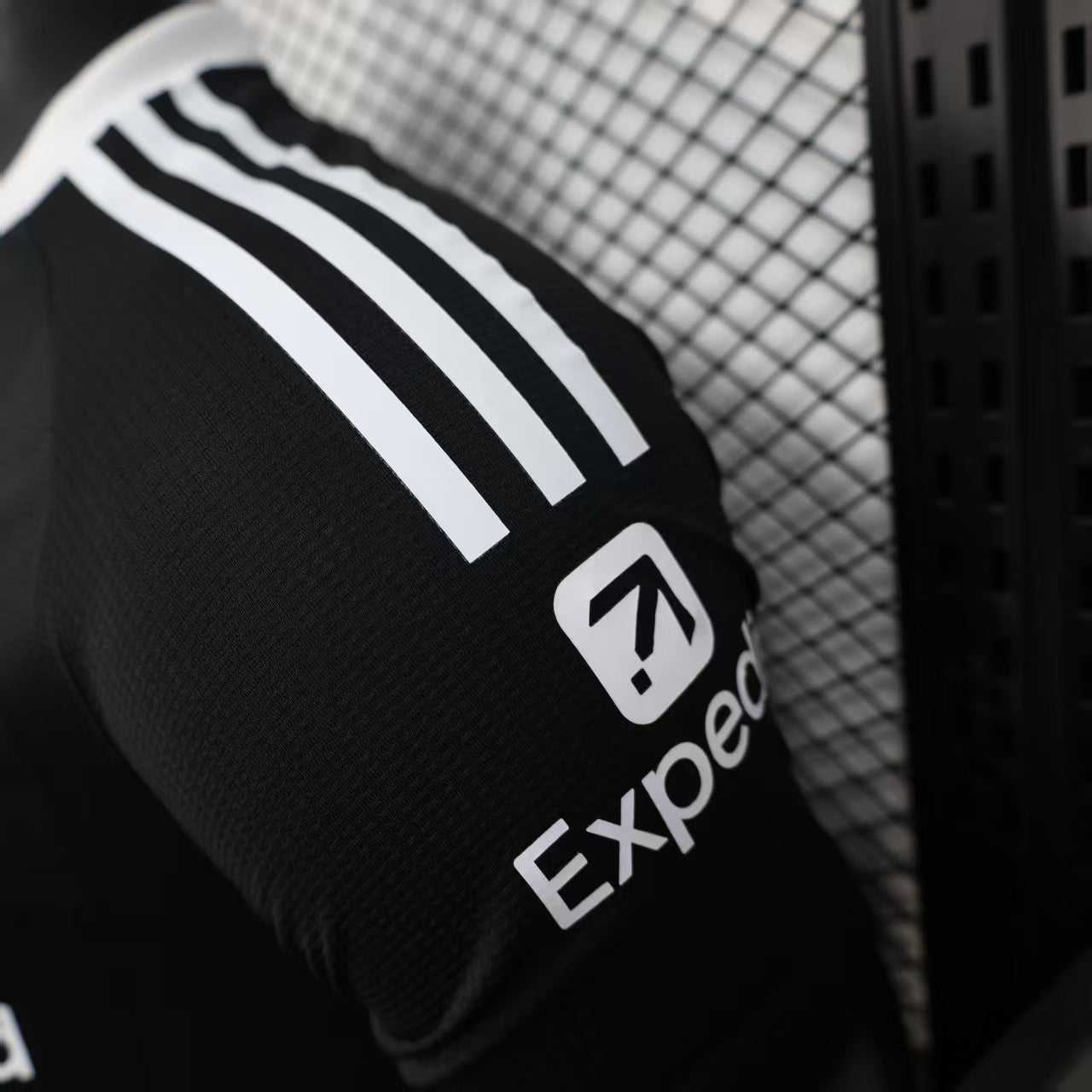 2025-26 Liverpool Goalkeeper Player S-2XL - Image 4